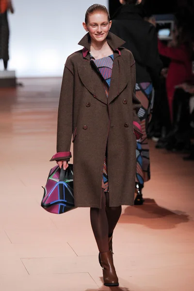 Look 16